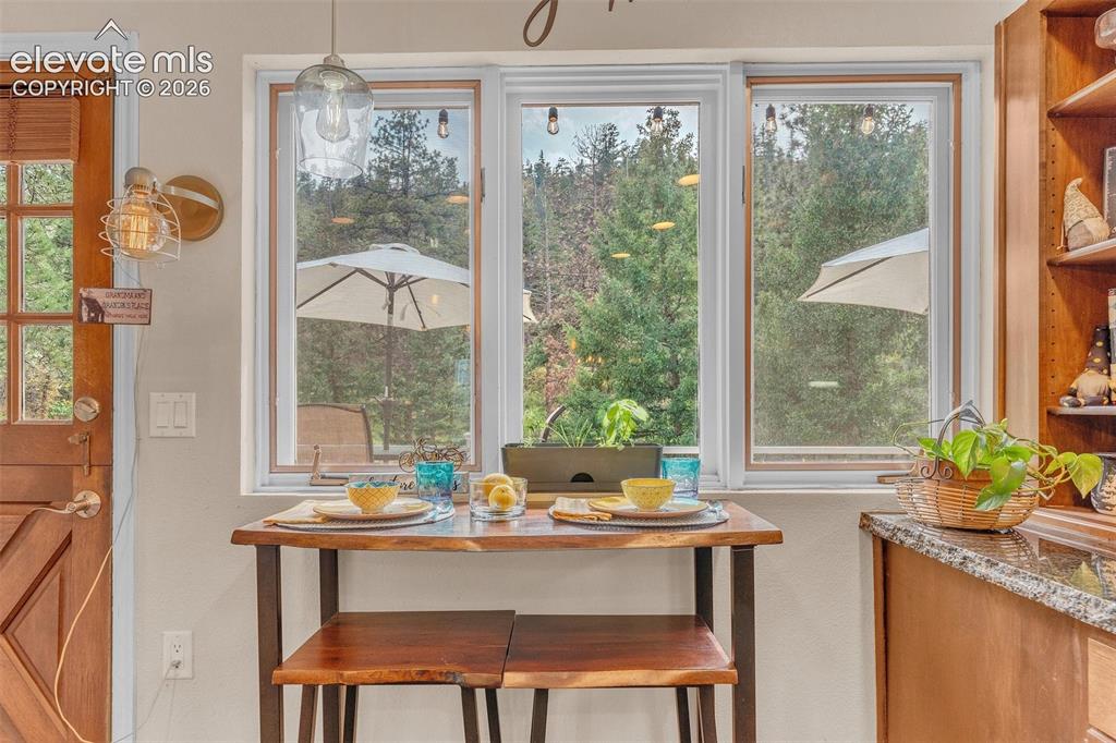Image 18 of 43: Dining Area