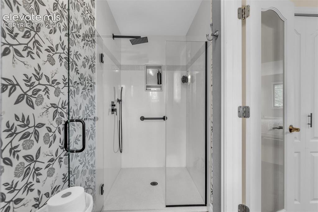 Image 22 of 43: Bathroom