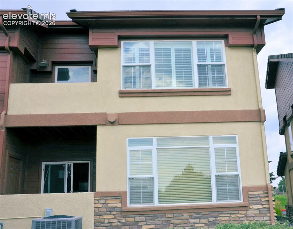 Image 14 of 15: Back of townhouse