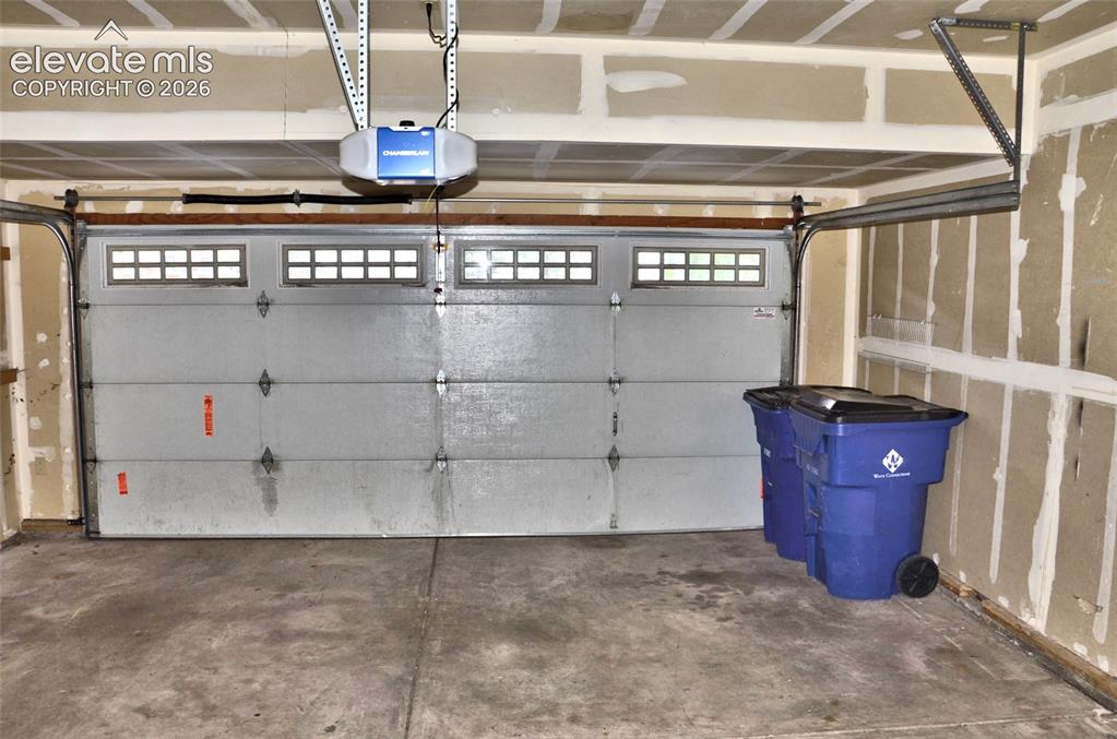 Image 15 of 15: Garage