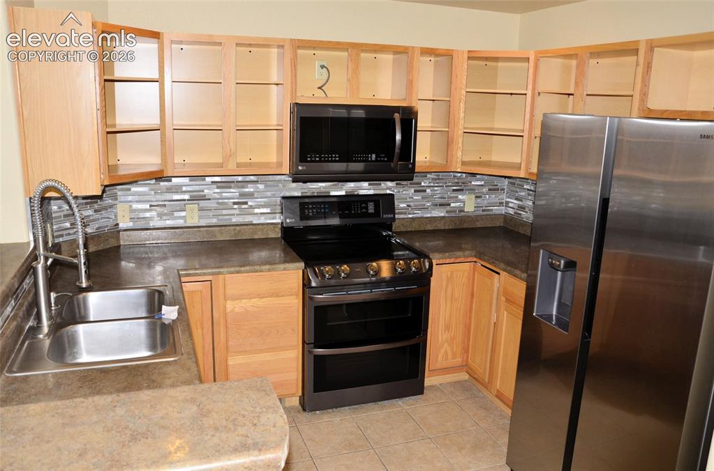 Image 4 of 15: Kitchen
