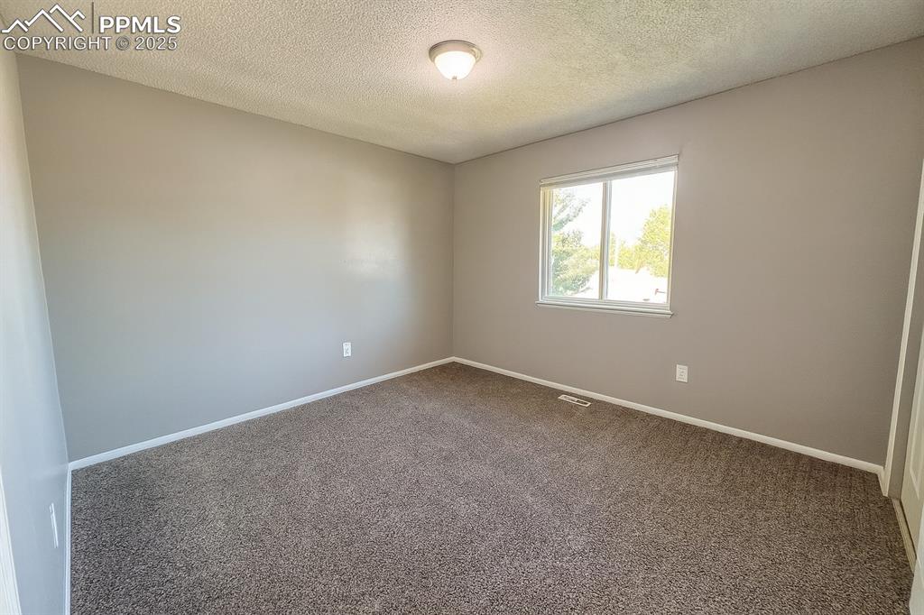 Image 11 of 18: Bedroom