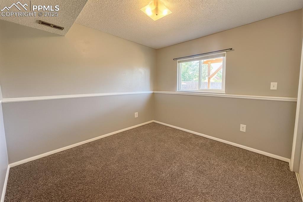 Image 12 of 18: Bedroom