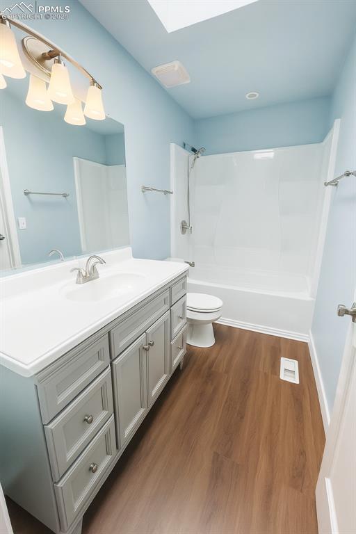 Image 14 of 18: Bathroom