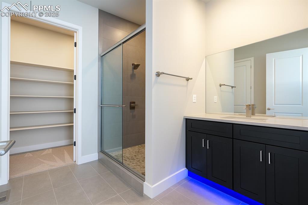 Image 14 of 42: Bathroom