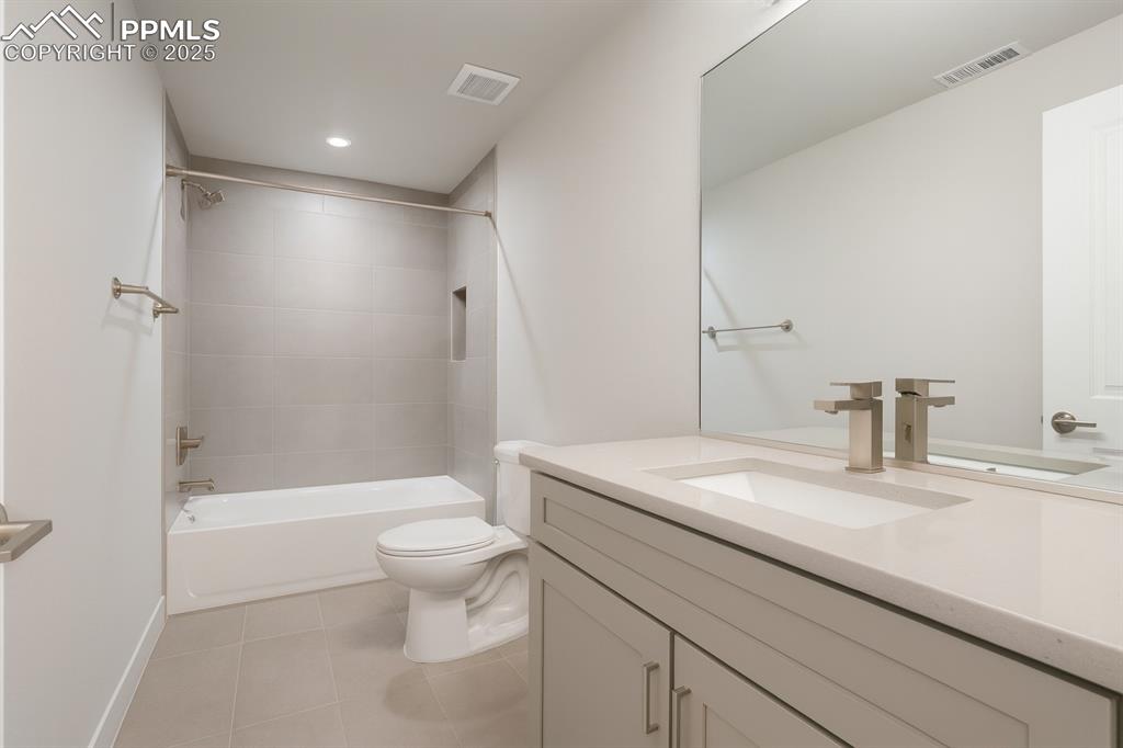 Image 25 of 42: Bathroom