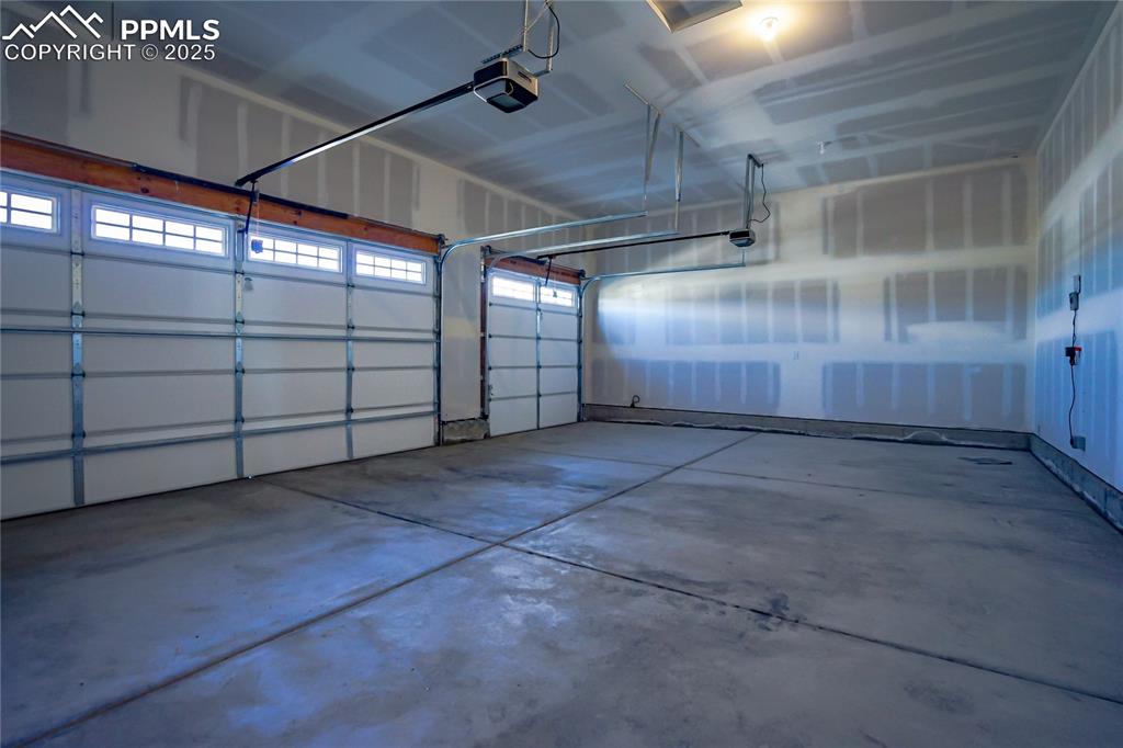 Image 28 of 42: Garage