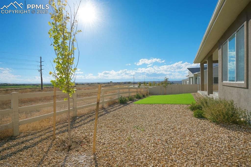 Image 31 of 42: Yard