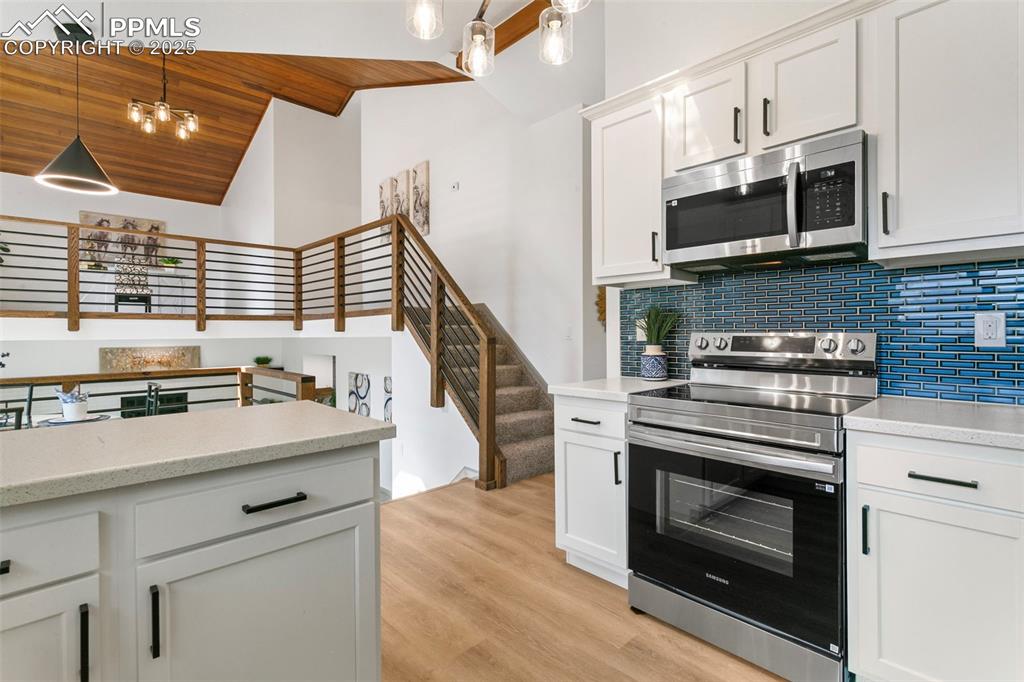 Image 10 of 48: Kitchen