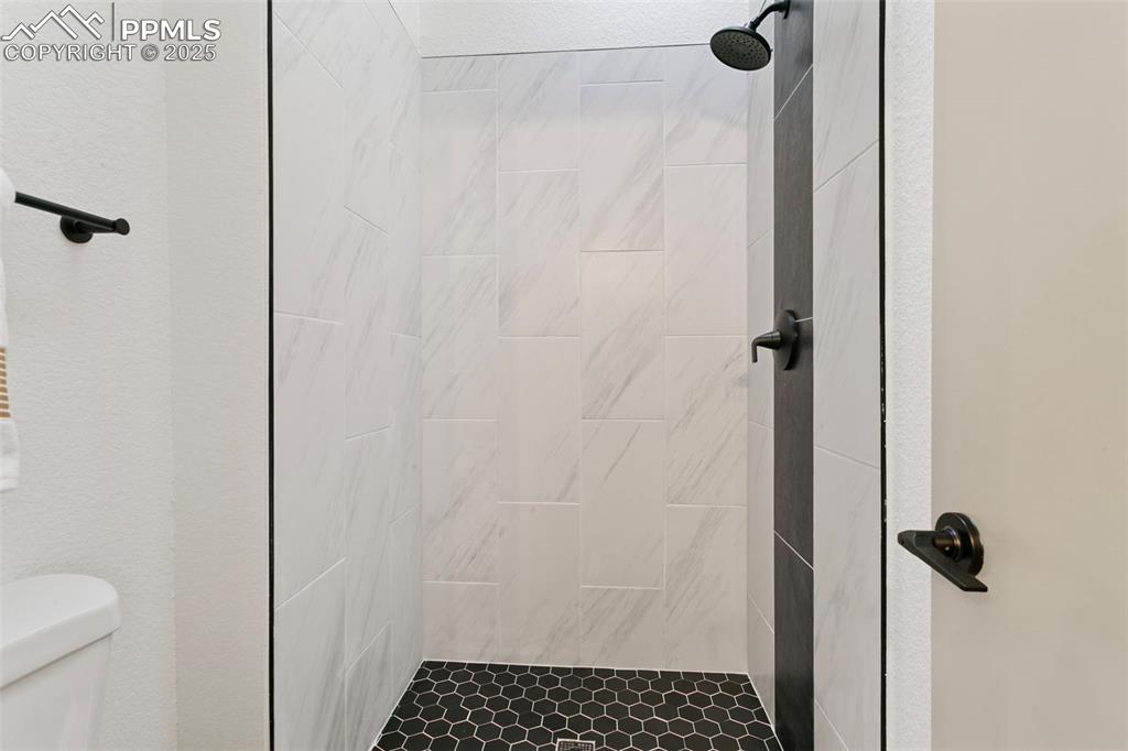 Image 31 of 48: Bathroom