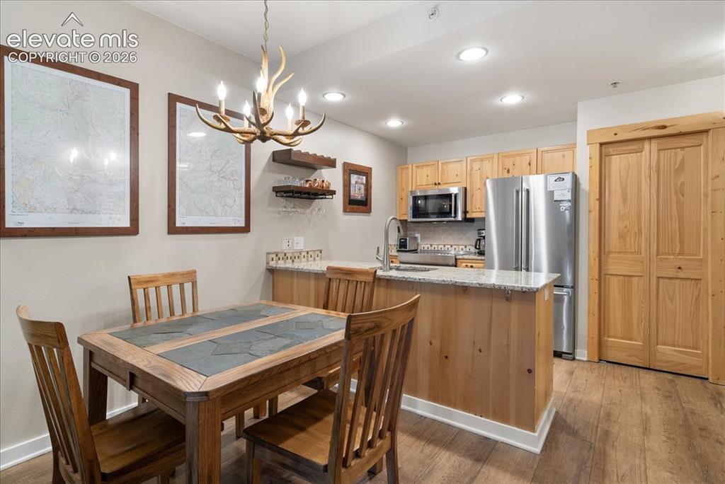 Image 10 of 37: Dining Area