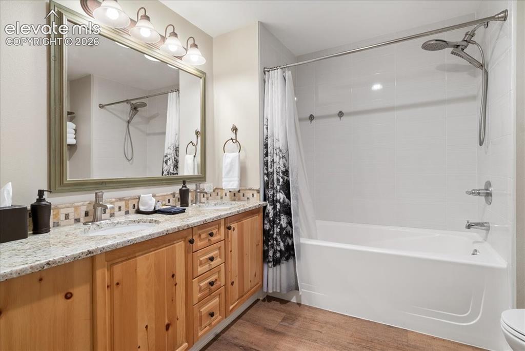 Image 18 of 37: Bathroom