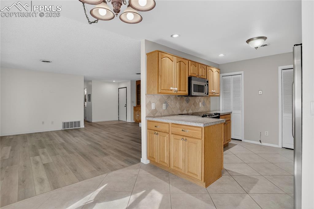 Image 13 of 31: Kitchen