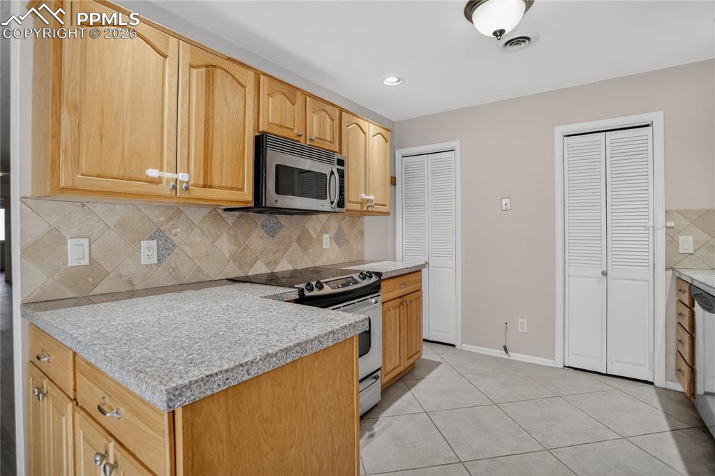 Image 14 of 31: Kitchen