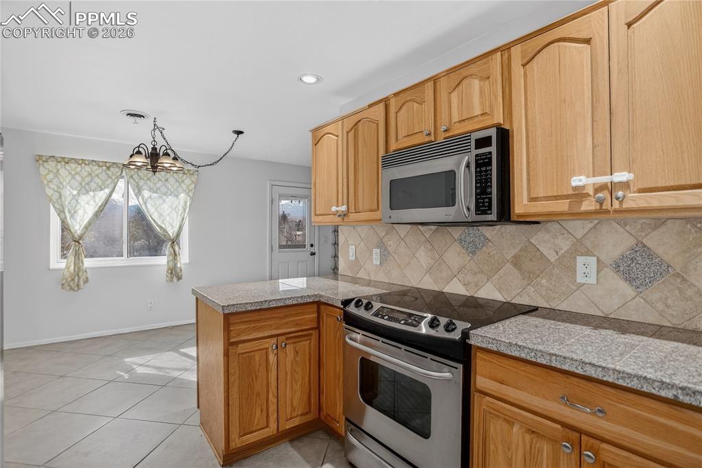 Image 15 of 31: Kitchen