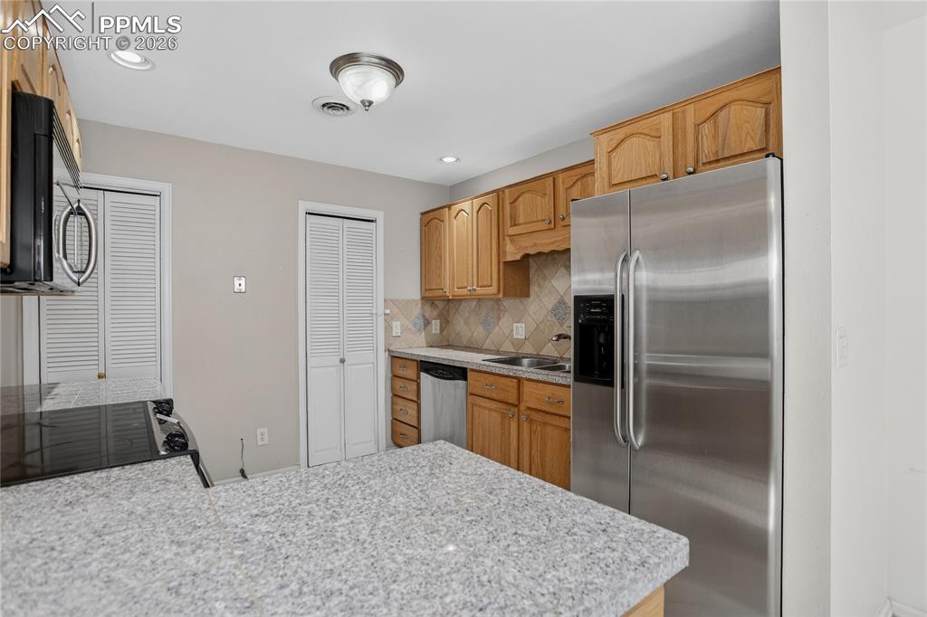 Image 16 of 31: Kitchen