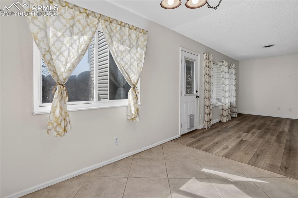 Image 18 of 31: Dining Area