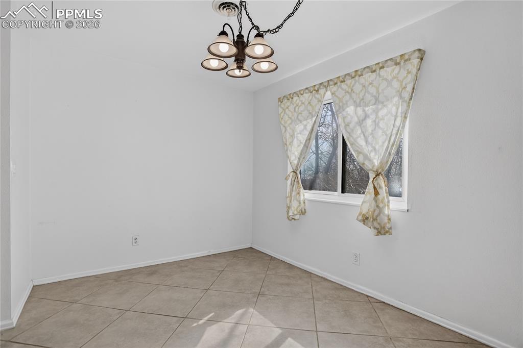 Image 19 of 31: Dining Area