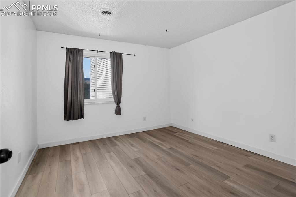 Image 24 of 31: Bedroom