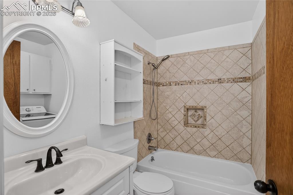 Image 26 of 31: Bathroom