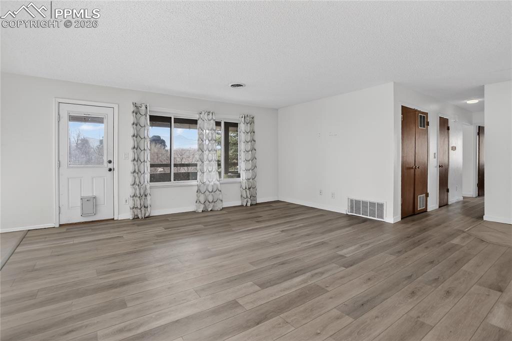 Image 7 of 31: Great Room