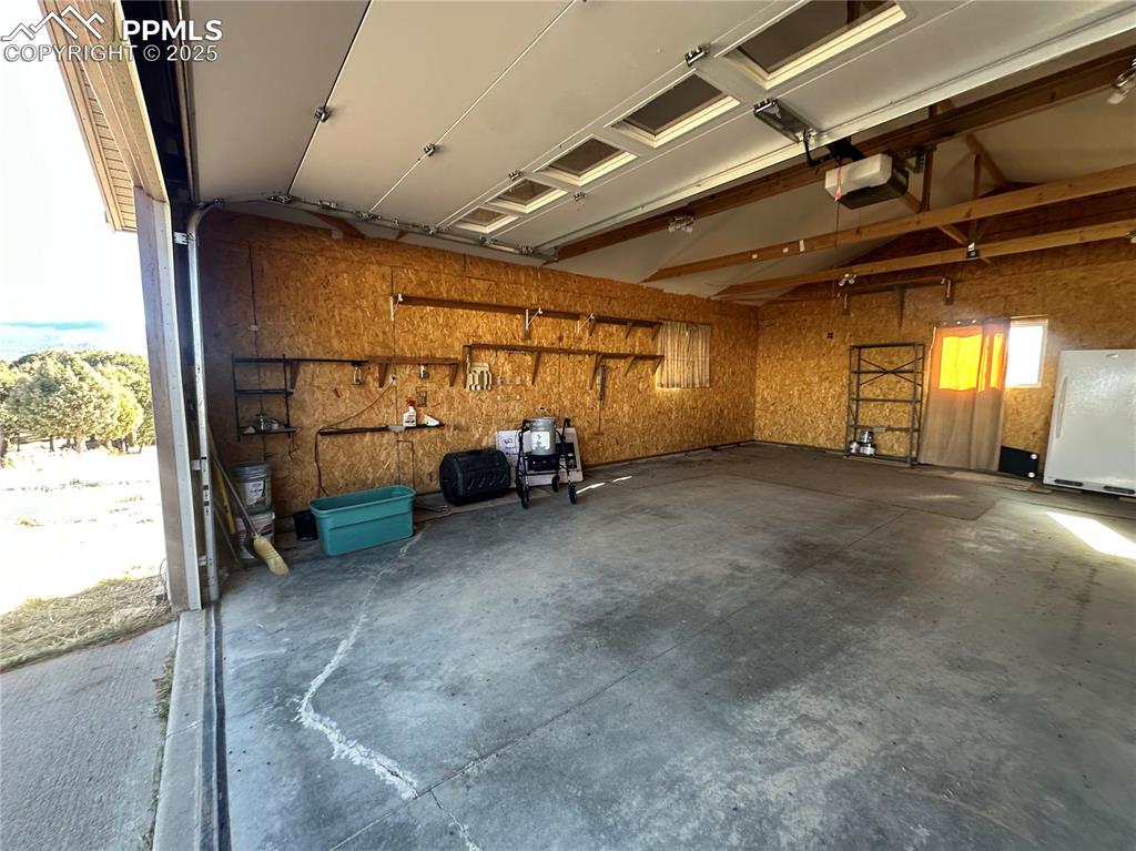 Image 16 of 19: Garage