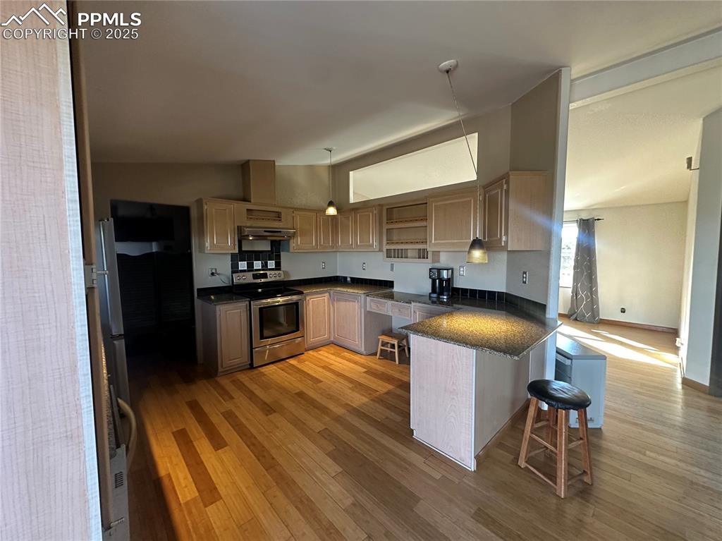 Image 4 of 19: Kitchen