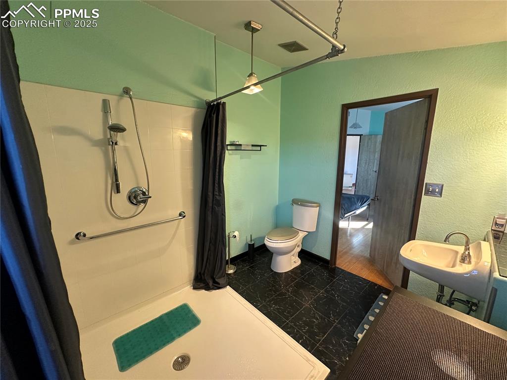 Image 8 of 19: Bathroom