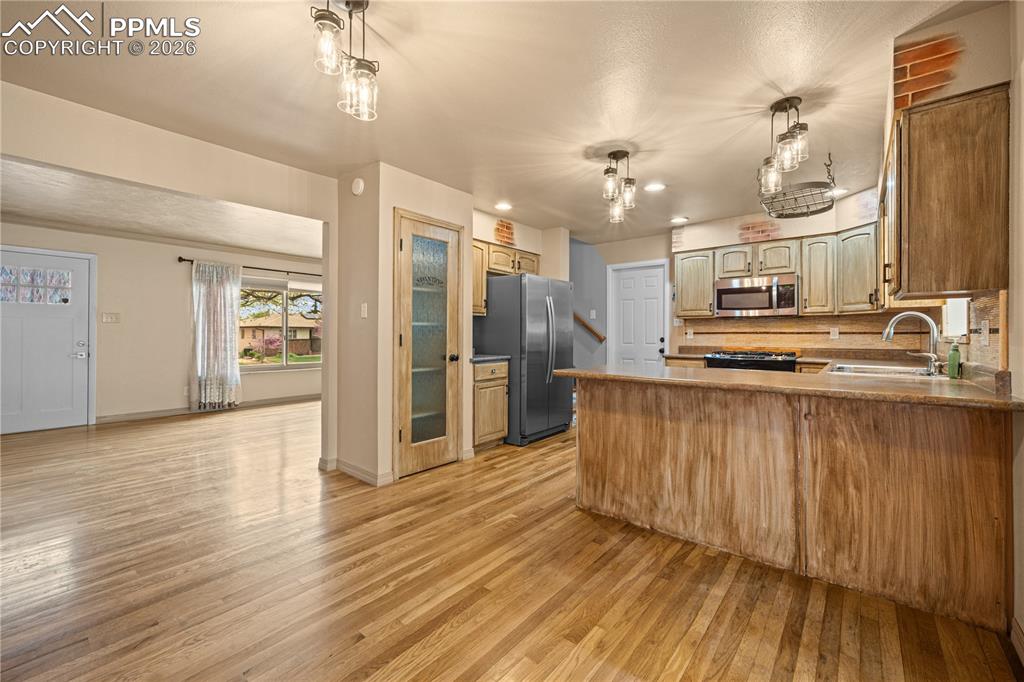 Image 12 of 46: Kitchen