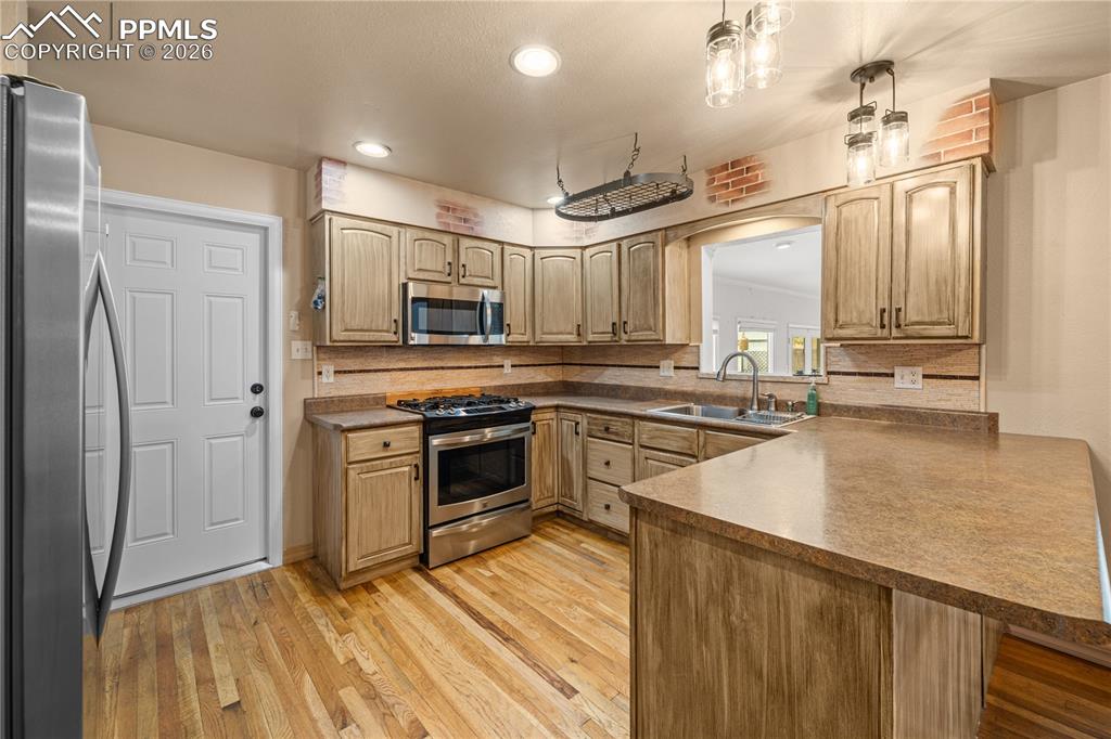 Image 13 of 46: Kitchen