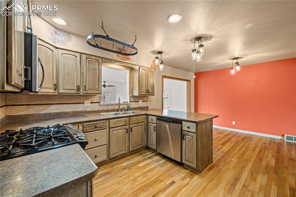 Image 14 of 46: Kitchen