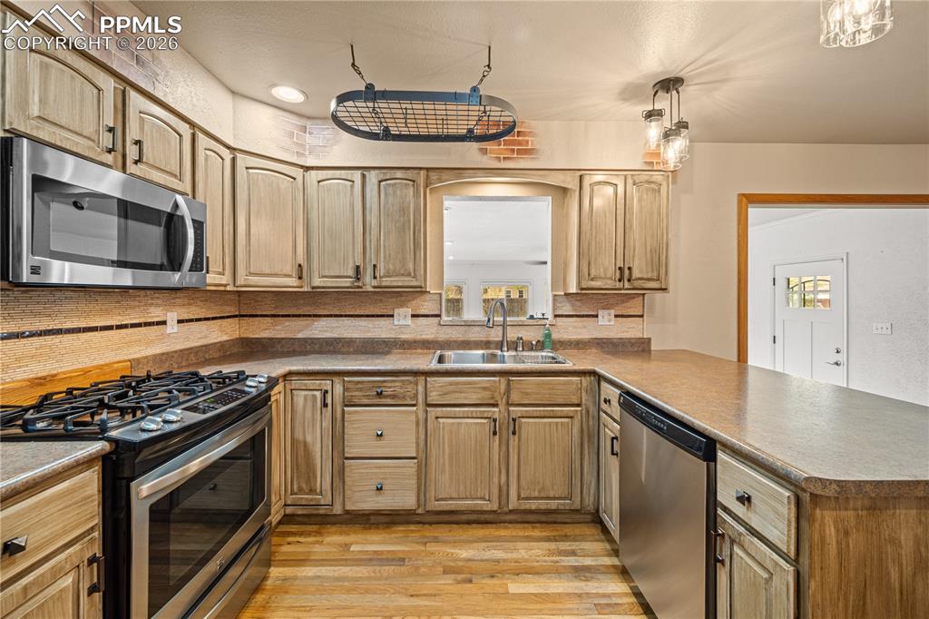 Image 15 of 46: Kitchen