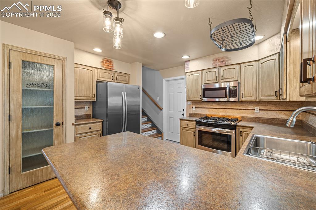 Image 16 of 46: Kitchen