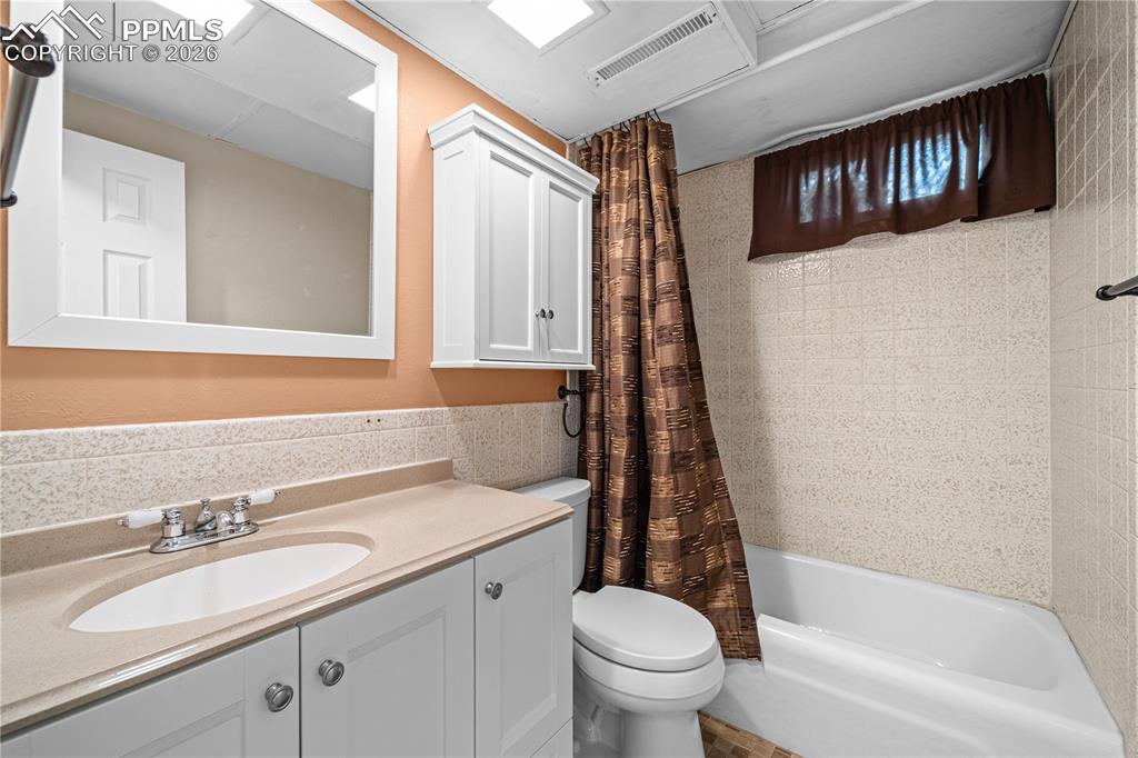 Image 29 of 46: Bathroom