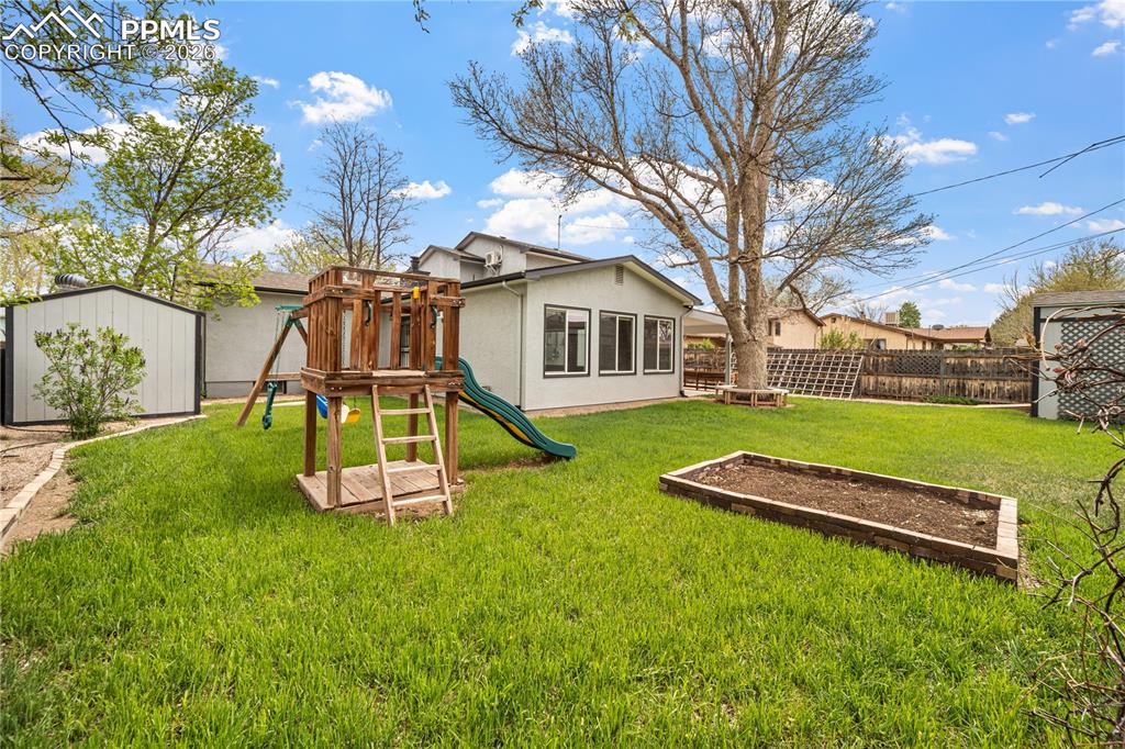 Image 36 of 46: Yard