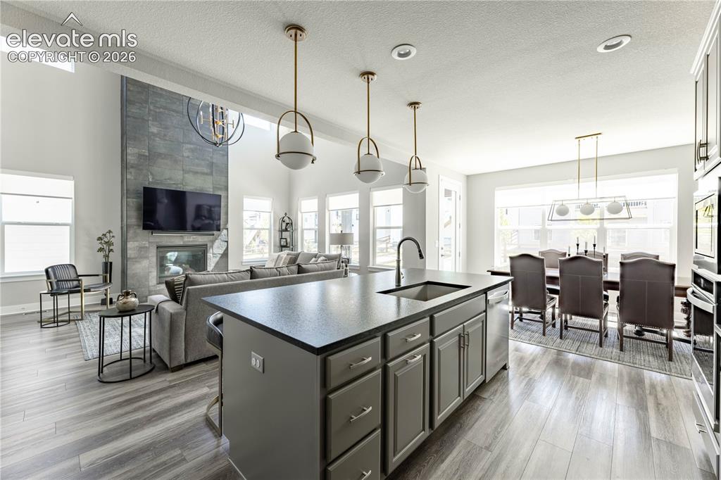 Image 17 of 46: Kitchen