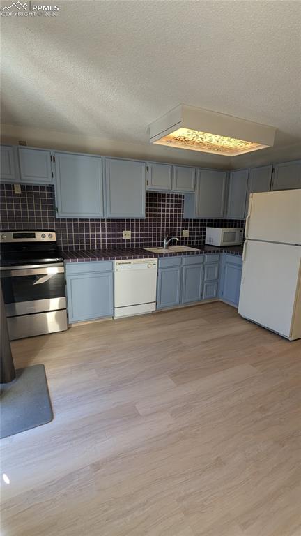 Image 10 of 27: Kitchen