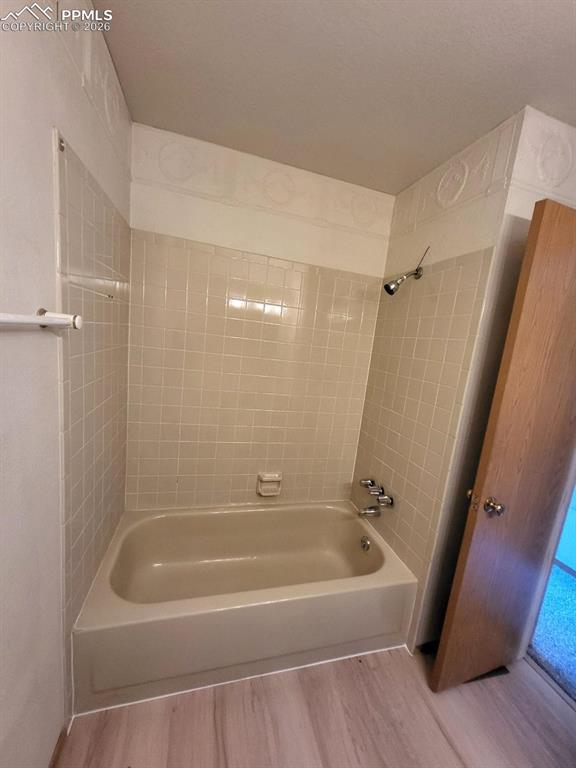 Image 17 of 27: Bathroom