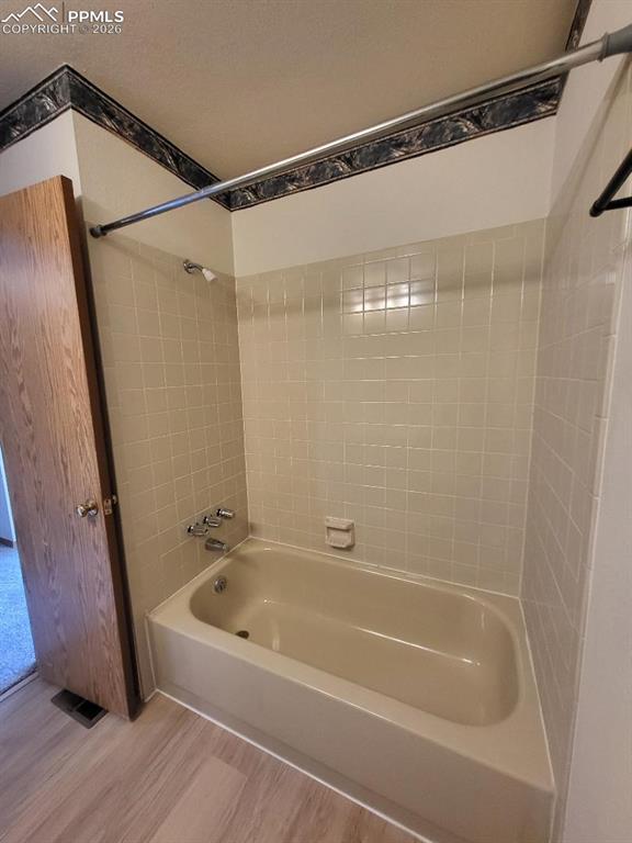 Image 21 of 27: Bathroom