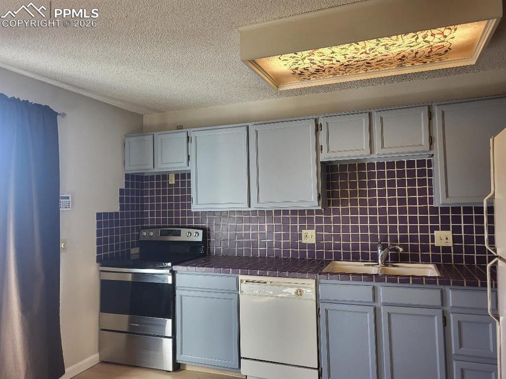 Image 7 of 27: Kitchen