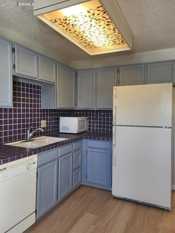 Image 8 of 27: Kitchen