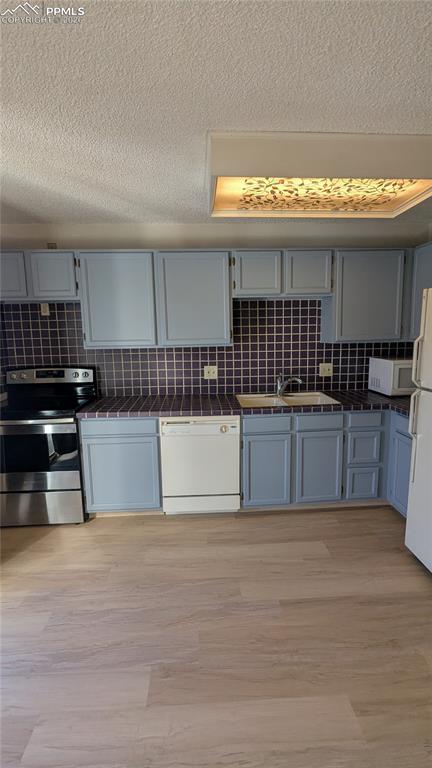 Image 9 of 27: Kitchen