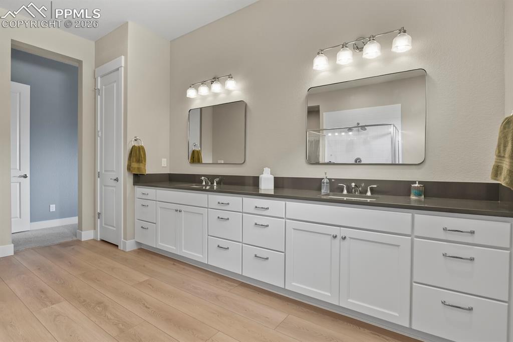 Image 18 of 45: Bathroom