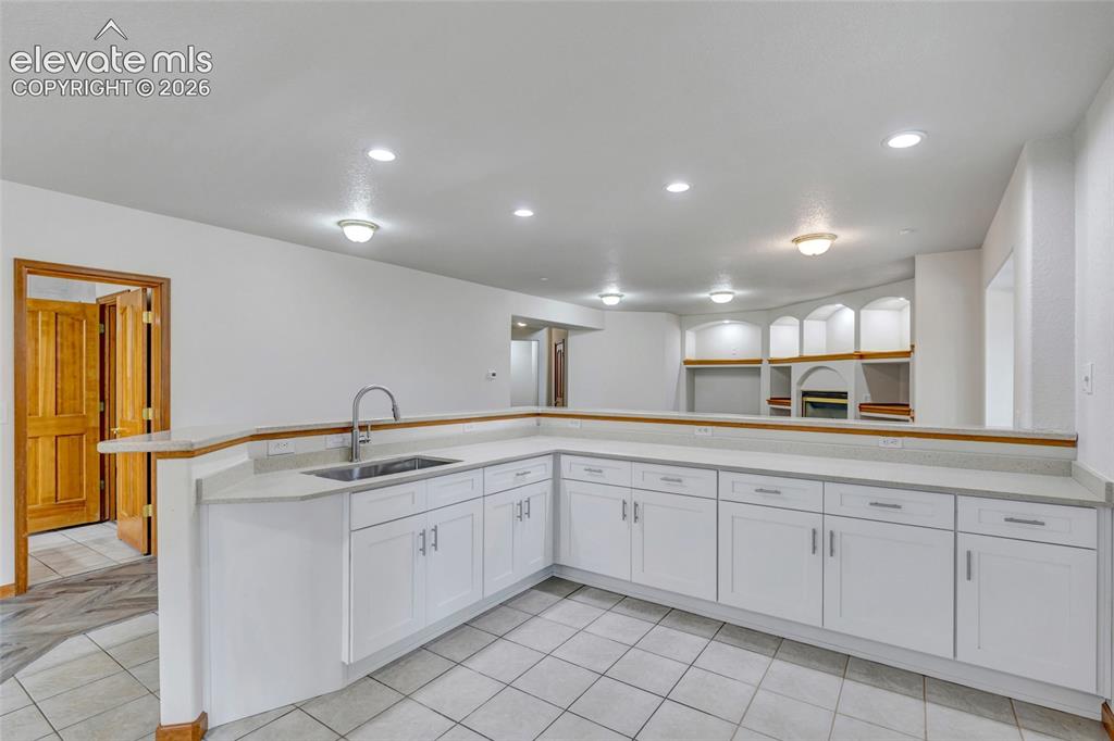 Image 15 of 50: Wet Bar