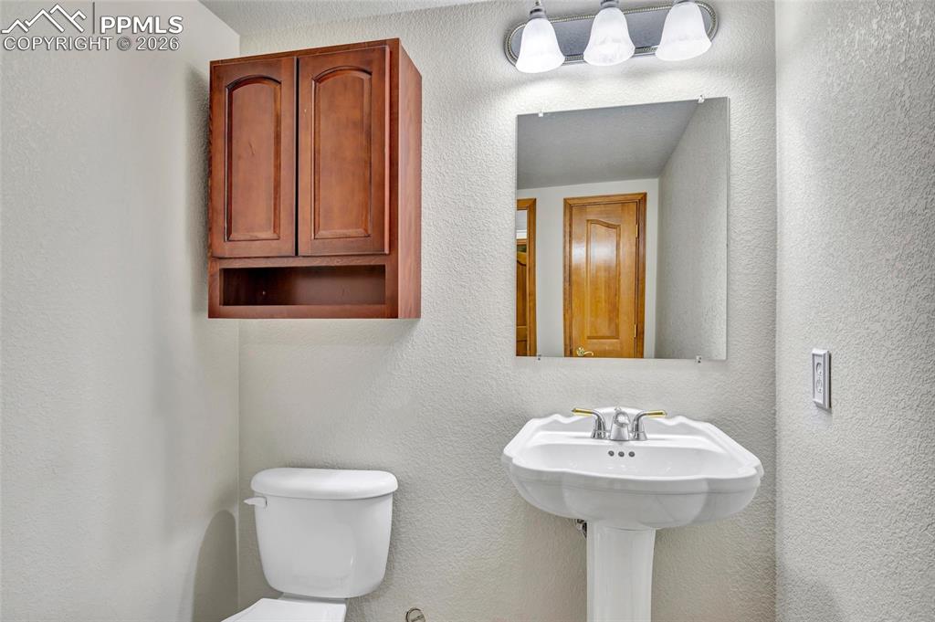 Image 16 of 44: Bathroom