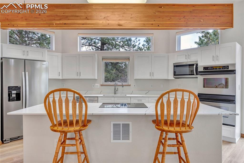 Image 25 of 44: Kitchen