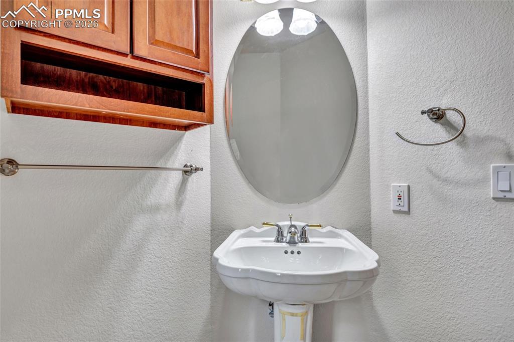 Image 36 of 44: Bathroom