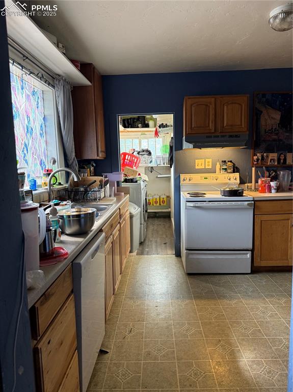 Image 3 of 12: Kitchen