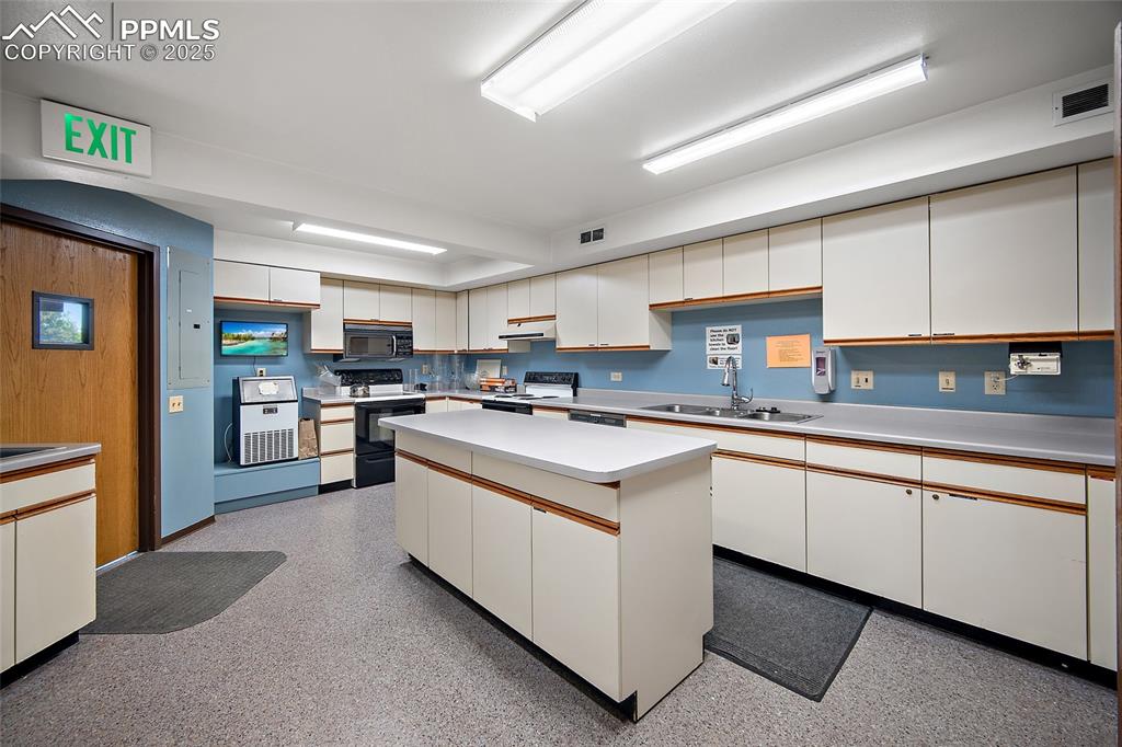Image 17 of 49: Kitchen