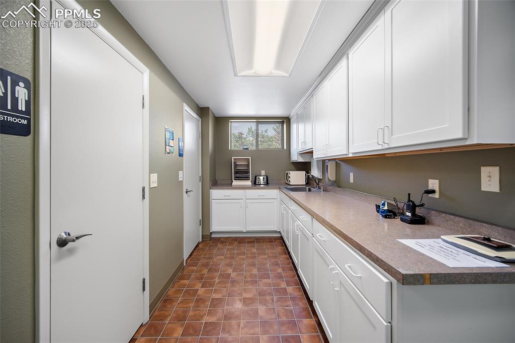 Image 31 of 49: Kitchenette